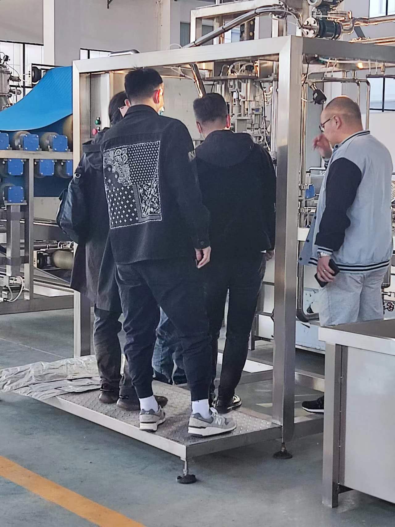 江蘇利臻迎接客戶考察大桶灌裝機